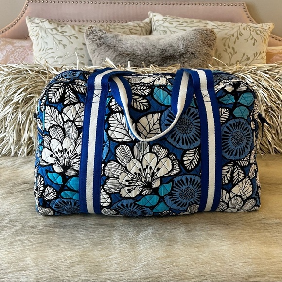 VERA BRADLEY Blue Bayou 2014 Sport Duffel 2 Handle Trolly Sleeve White Floral - Picture 6 of 13